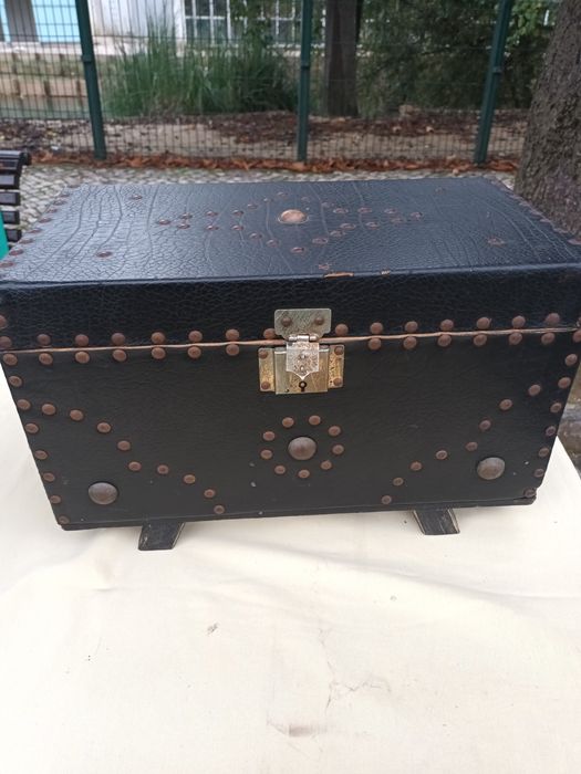 Pequeno baú muito antigo