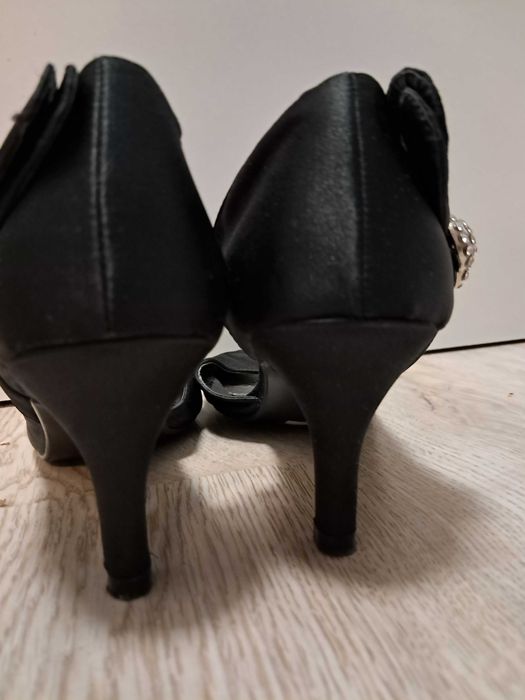 Czarne satynowe  buty na niskim obcasie r. 37