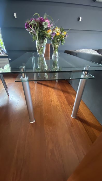 Stół szklany na aluminiowych nogach