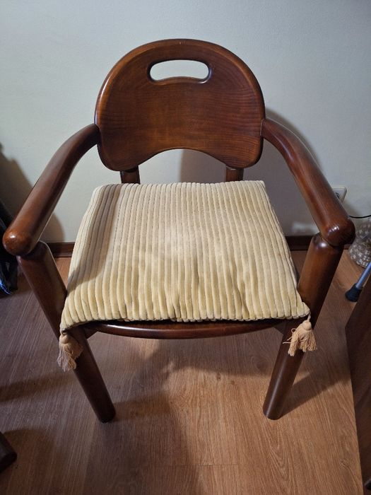 Mobília sala com aparador e mesa com cadeiras