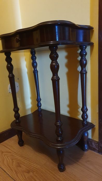 Mesa pequena de entrada em madeira