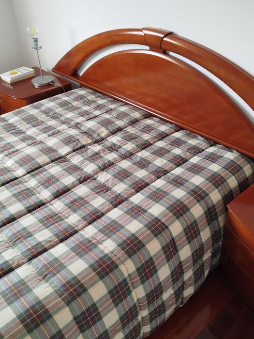 Cama de Casal em Madeira + 2 Mesinhas Cabeceira + Estrado + Colchão + Oferta Edredão inverno