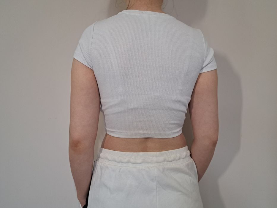 Biały prążkowany crop top, krótki rękaw - FB Sister