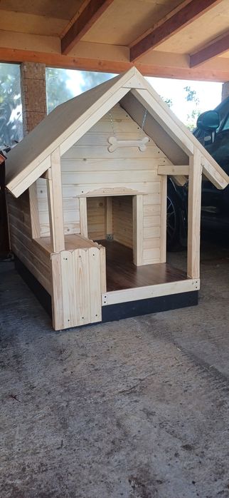 Будка з дерева для собак