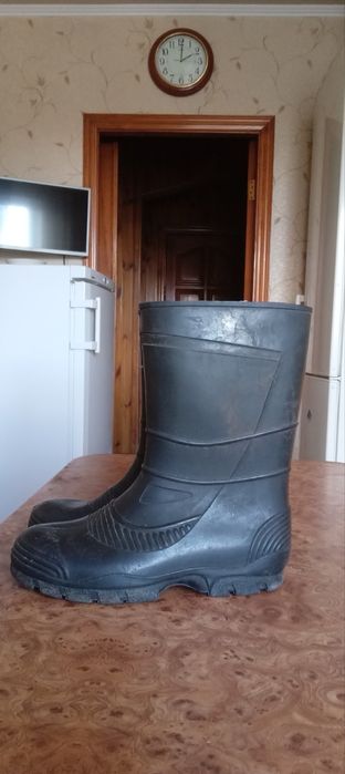 Продам резинові чоботи