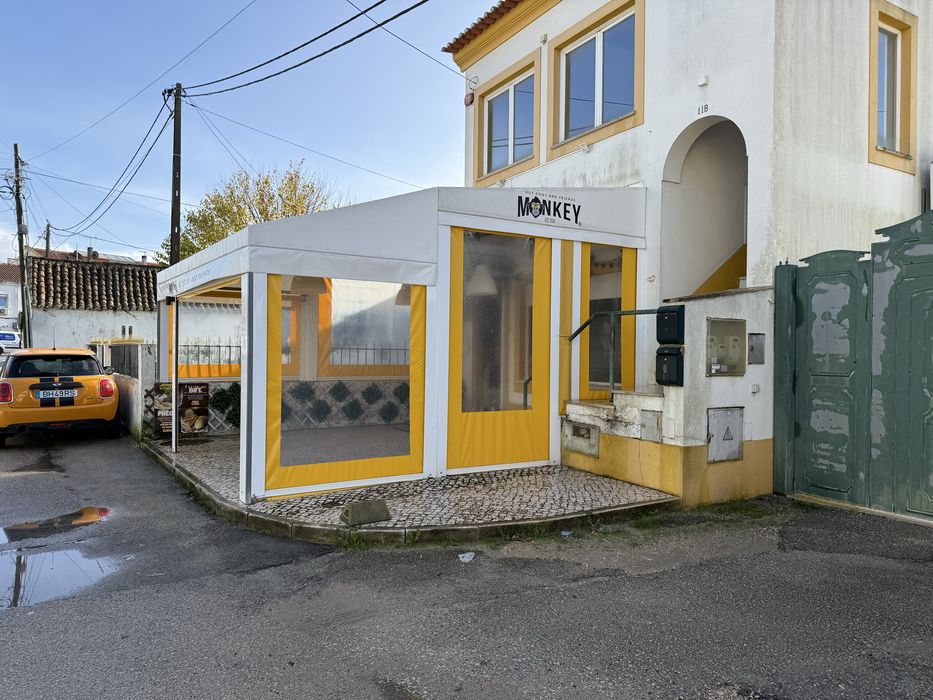 Grande Estrutura de Esplanada com Toldos em muito Bom estado • Urgente