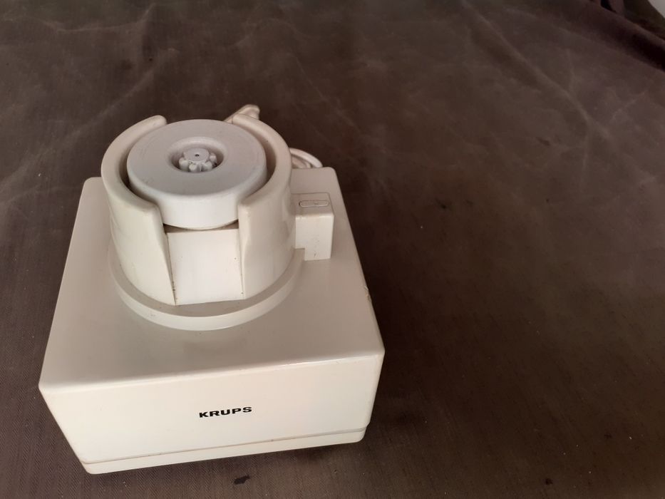 Projetor em alumínio com aplicação em tubo ou tripé, em bom estado.