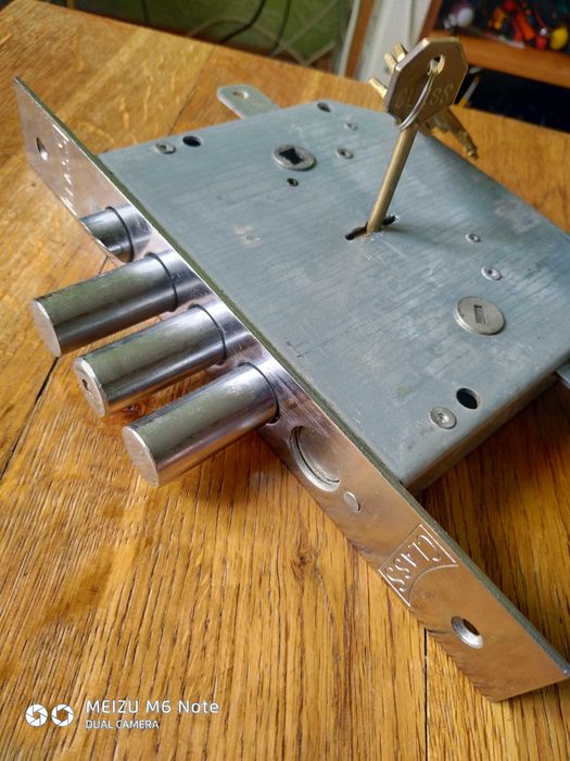 Дверной замок Class, ручка запора, язычёк, под правое открытие