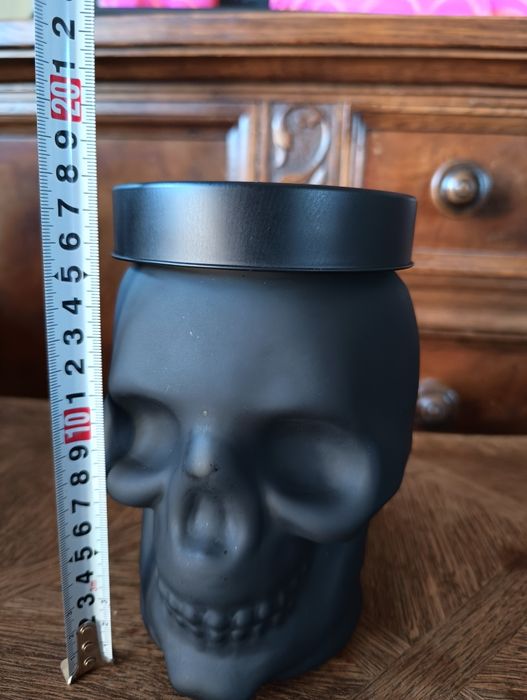 Czarny szklany słoik czaszka
