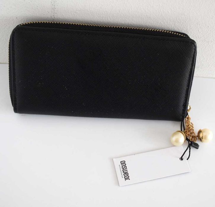 Answear czarny portfel z zawieszką