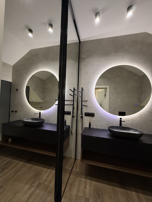 Продам кутовий котедж, в центральній частині міста.