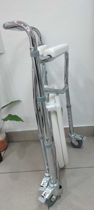 CADEIRA SANITÁRIA/ BANHO C/RODAS