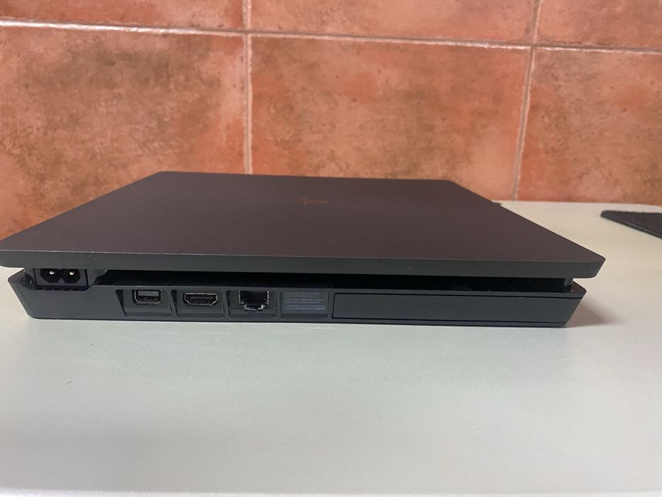 Playstation 4 sem caixa em boas condições.