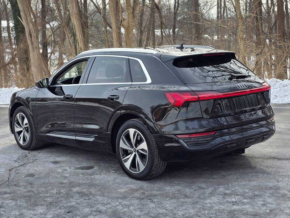Audi Q8 e-tron      2024