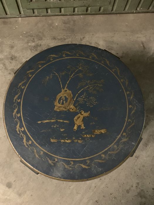 mesa de centro com gravuras orientais