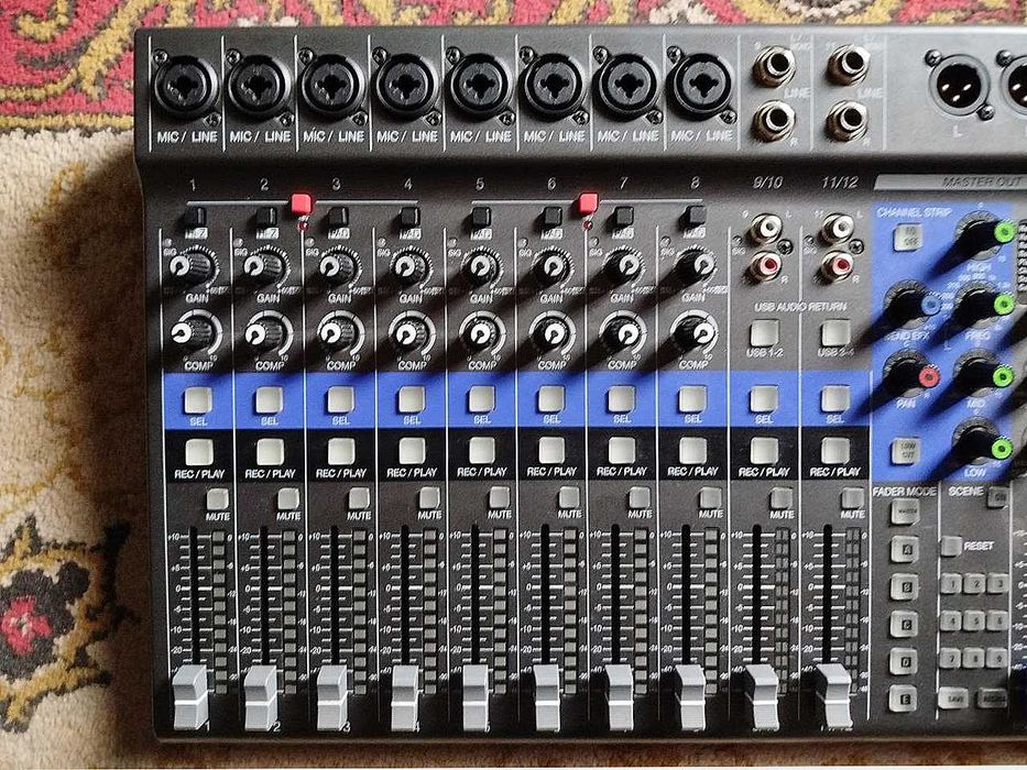 Zoom LiveTrak L-12 – cyfrowy mikser, rejestrator, interfejs audio USB