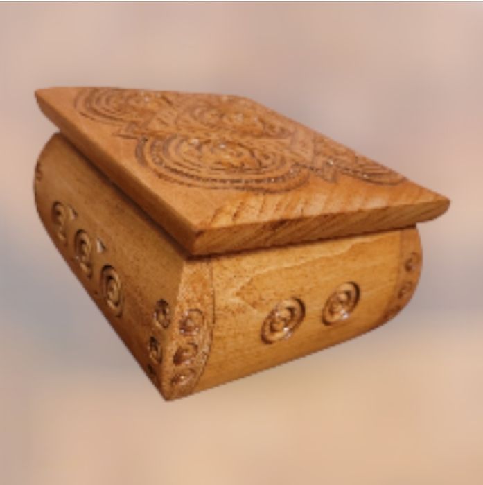 Дерев'яна різьблена скринька.  11,5 ×11,5