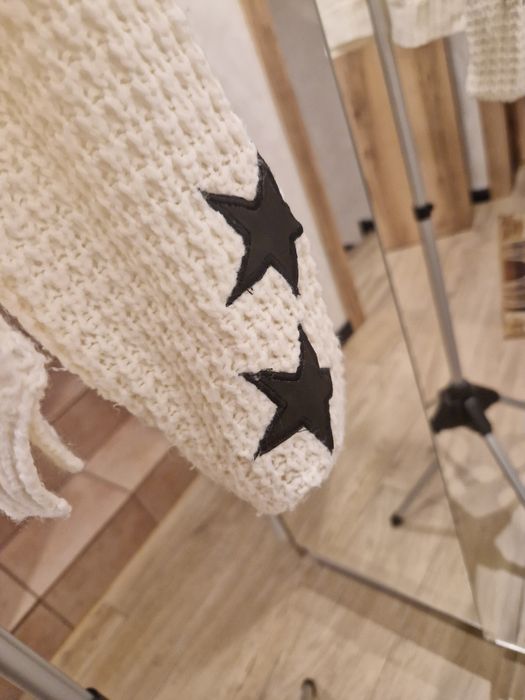 Dziewczęcy kremowy sweterek z czarną gwiazdką