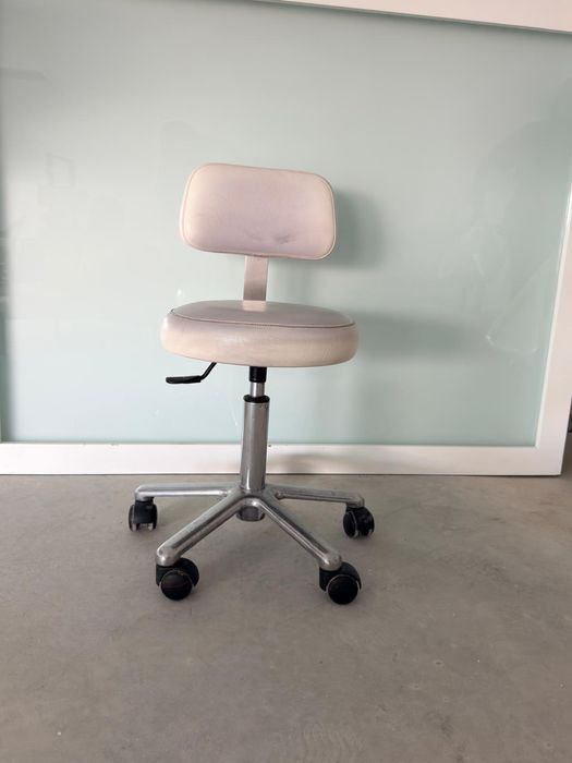 Cadeiras brancas com marcas de uso