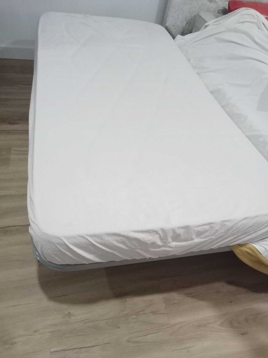 Cama e colchão de solteiro