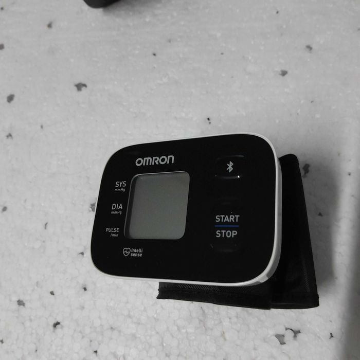 Omron RS3 Intelli IT — наручний тонометр з Bluetooth
