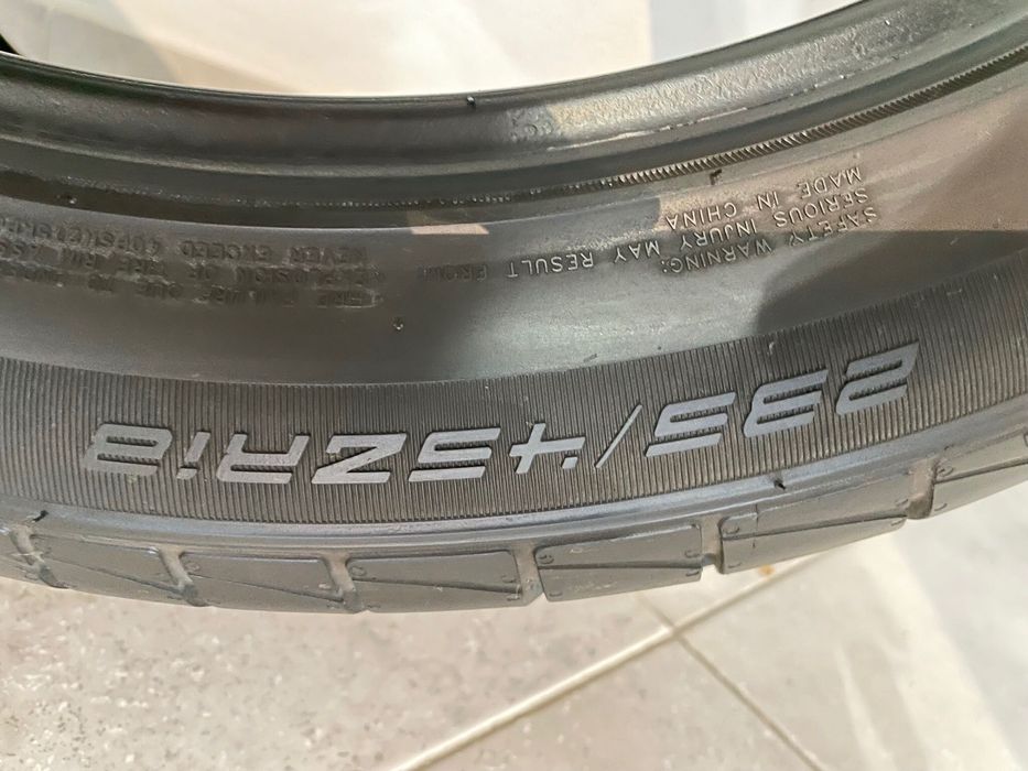 Pneus MOMO M-3 Outrun 235/45/18 ZR Novos 2unidades
