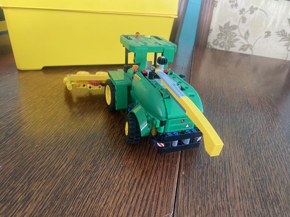 Конструктор LEGO Technic Кормозбиральний комбайн John Deere 9700 (42168)