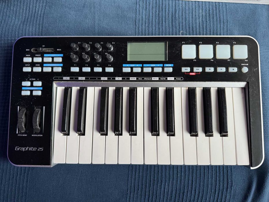 Controlador MIDI USB Graphite 25