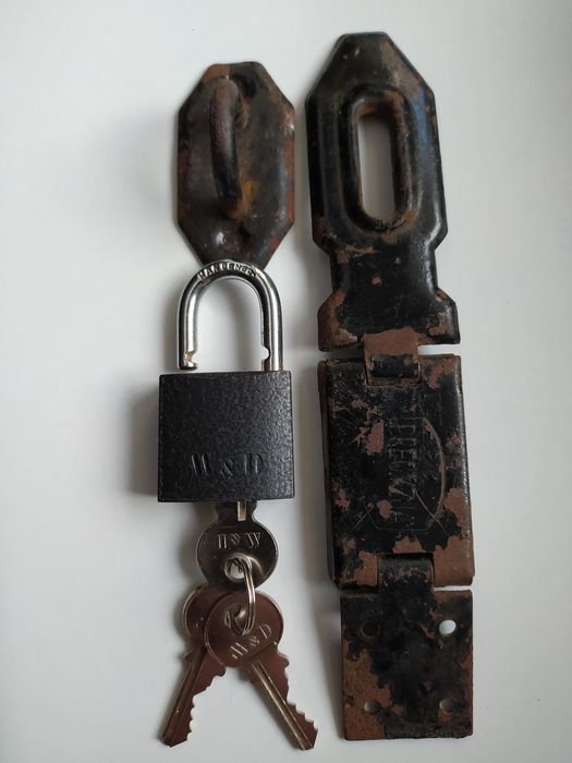 Skobel z kłódką do drzwi