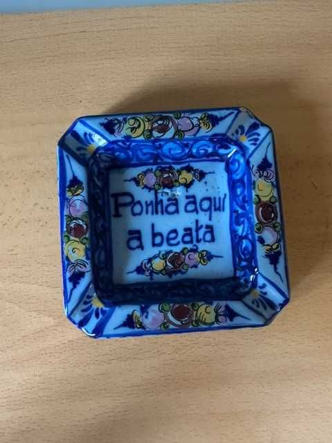 Cinzeiro em Faiança Portuguesa "Ponha aqui a beata"