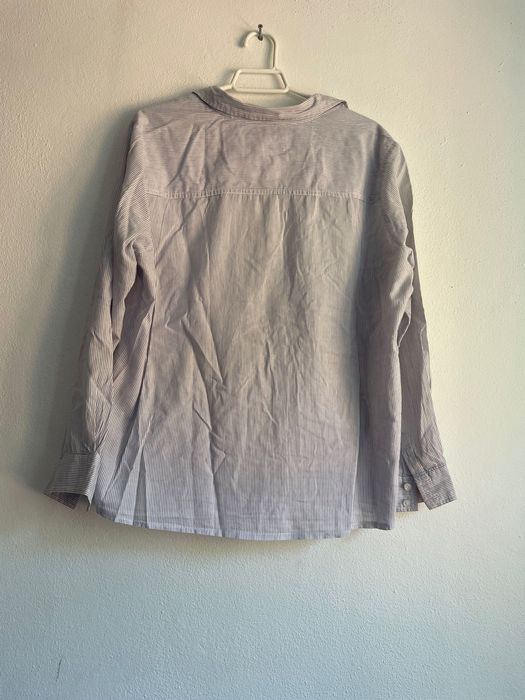 Camisa branca com riscas azuis
