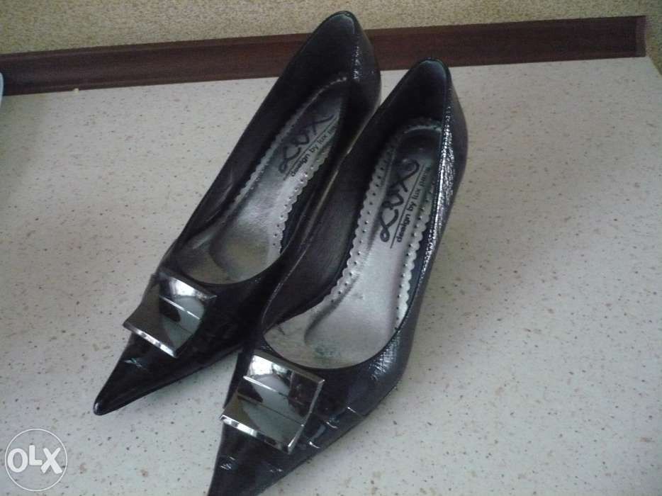 Czarne skórzane pantofle