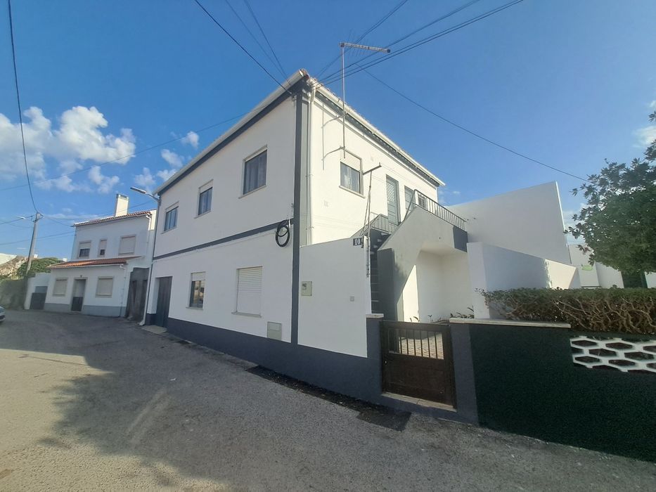 Moradia T3 com garagem e quintal