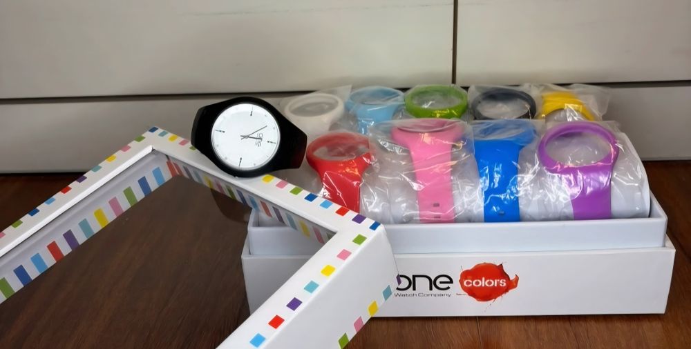 Relogio One com varias braceletes