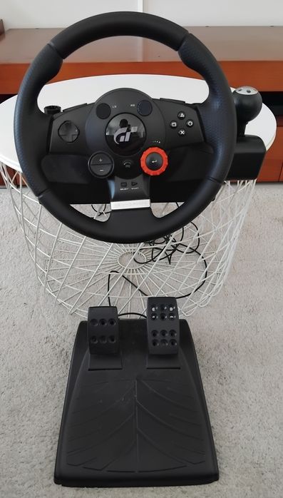 Volante e pedais da Logitech