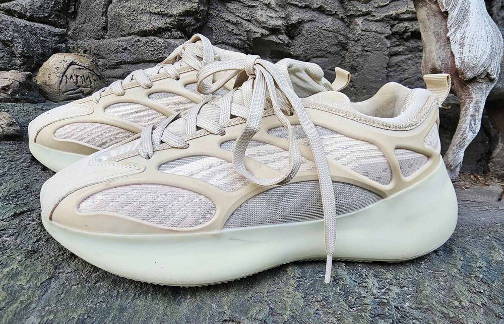 yeezy 700 v3 купити товари моди та стилю Ціна на - Main Image