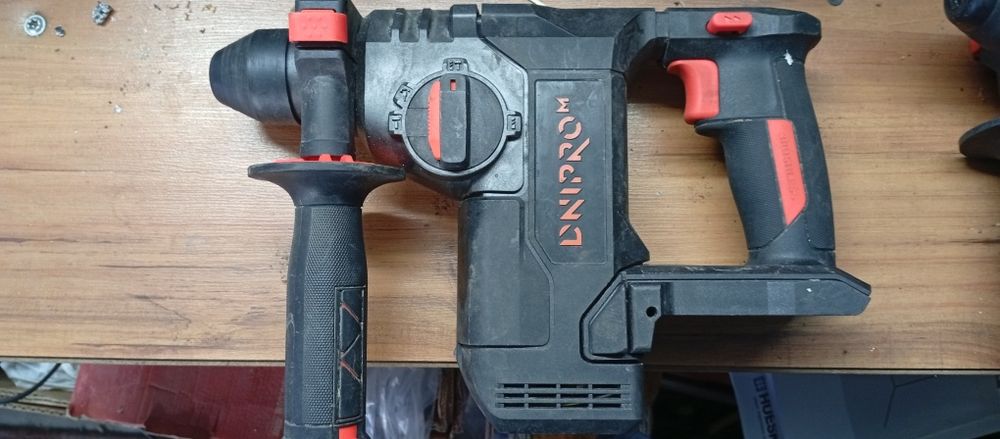 Продам перфоратор акумуляторний