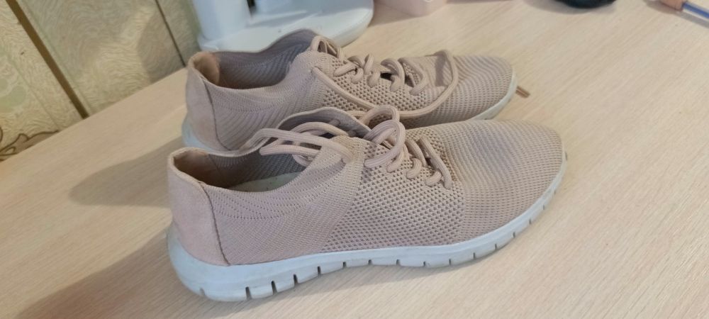 Літні легенький кросівки 37.р із замшевим задніком