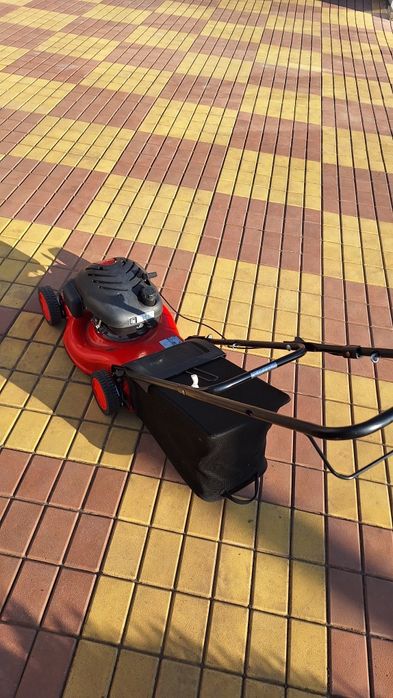 Газонокосарка  бензинова.