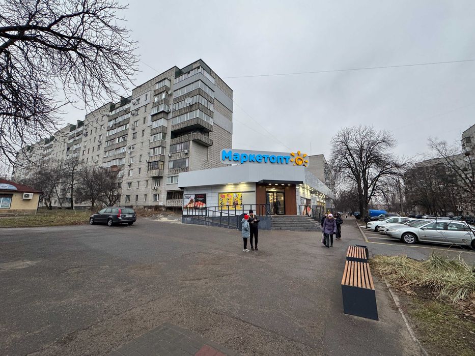 Приміщення в спальнику біля продуктового магазину