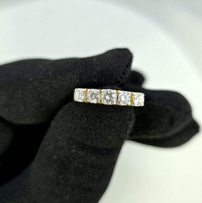 Золота каблучка з діамантами