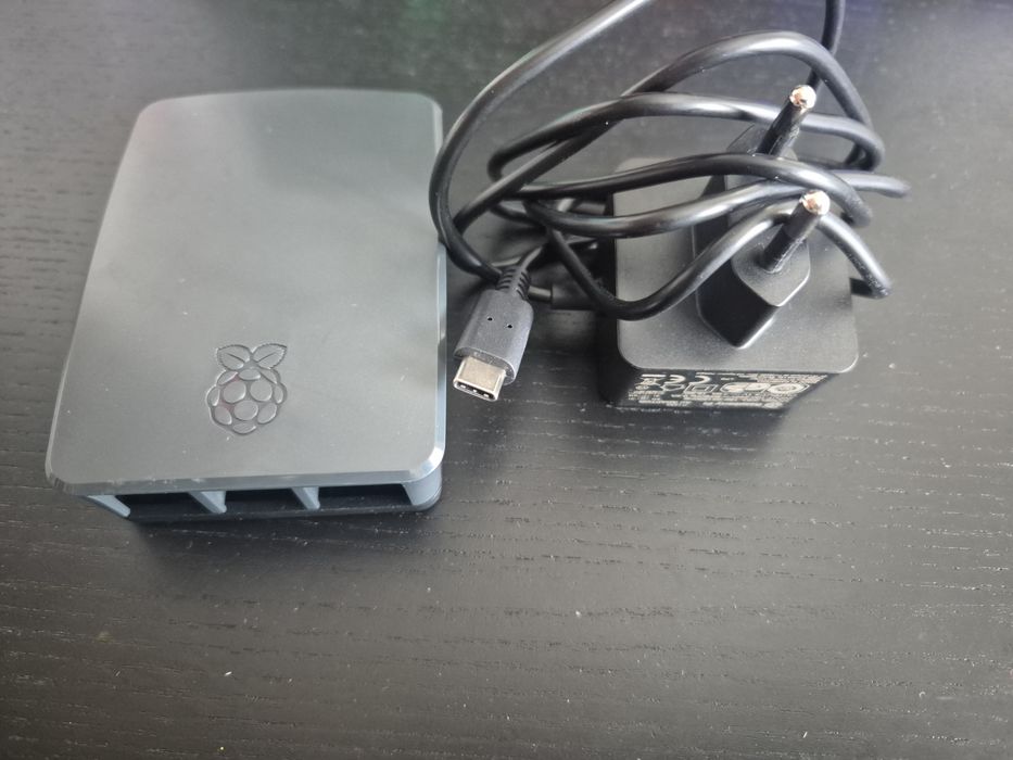 Raspberry pi 4: apenas  caixa e carregador