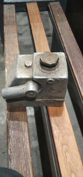 Домкрат автомобильный