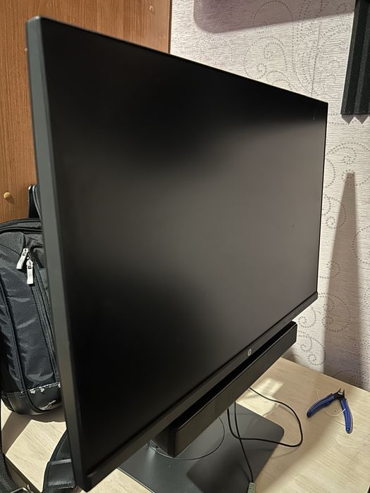Монітор справний і динамік теж тільки підставка трішки тріснута