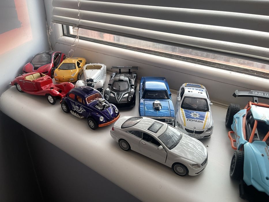 Металеві машинки 1:24-1:64