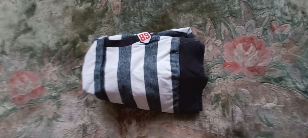 Czarna koszula w paski z kieszenią kangurką