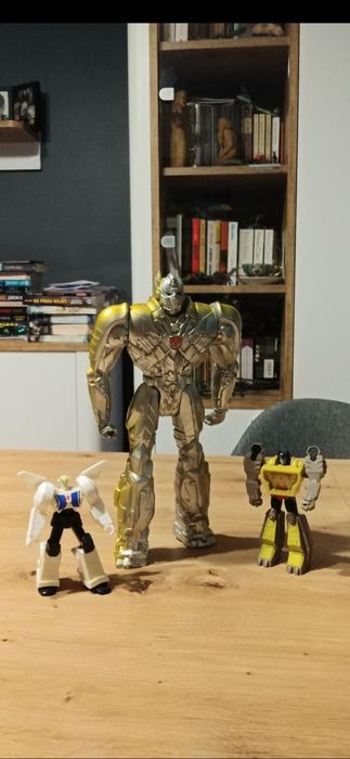 Trzy figurki superbohaterów Transformersów
