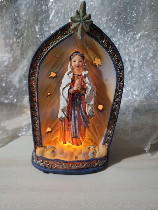 Ceramiczna kapliczka z matką boską