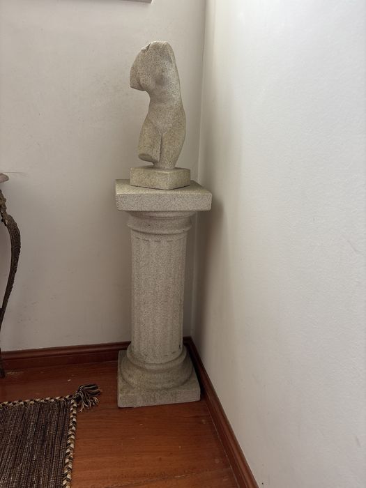 Estatua feminina e masculinas