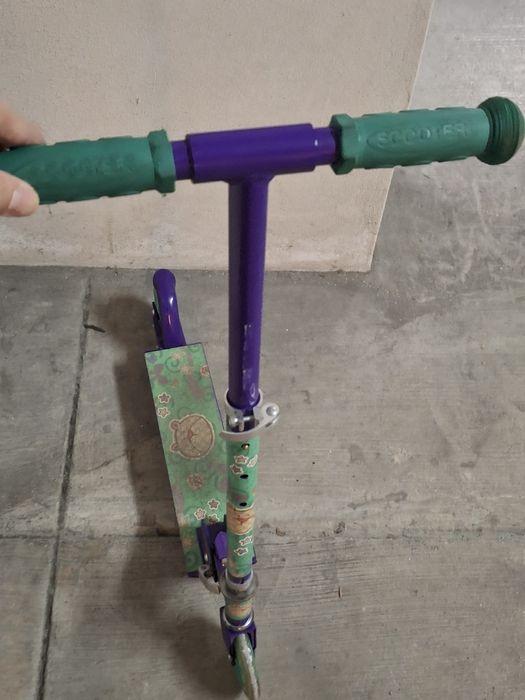 Trotineta pequena, de criança, para aprender